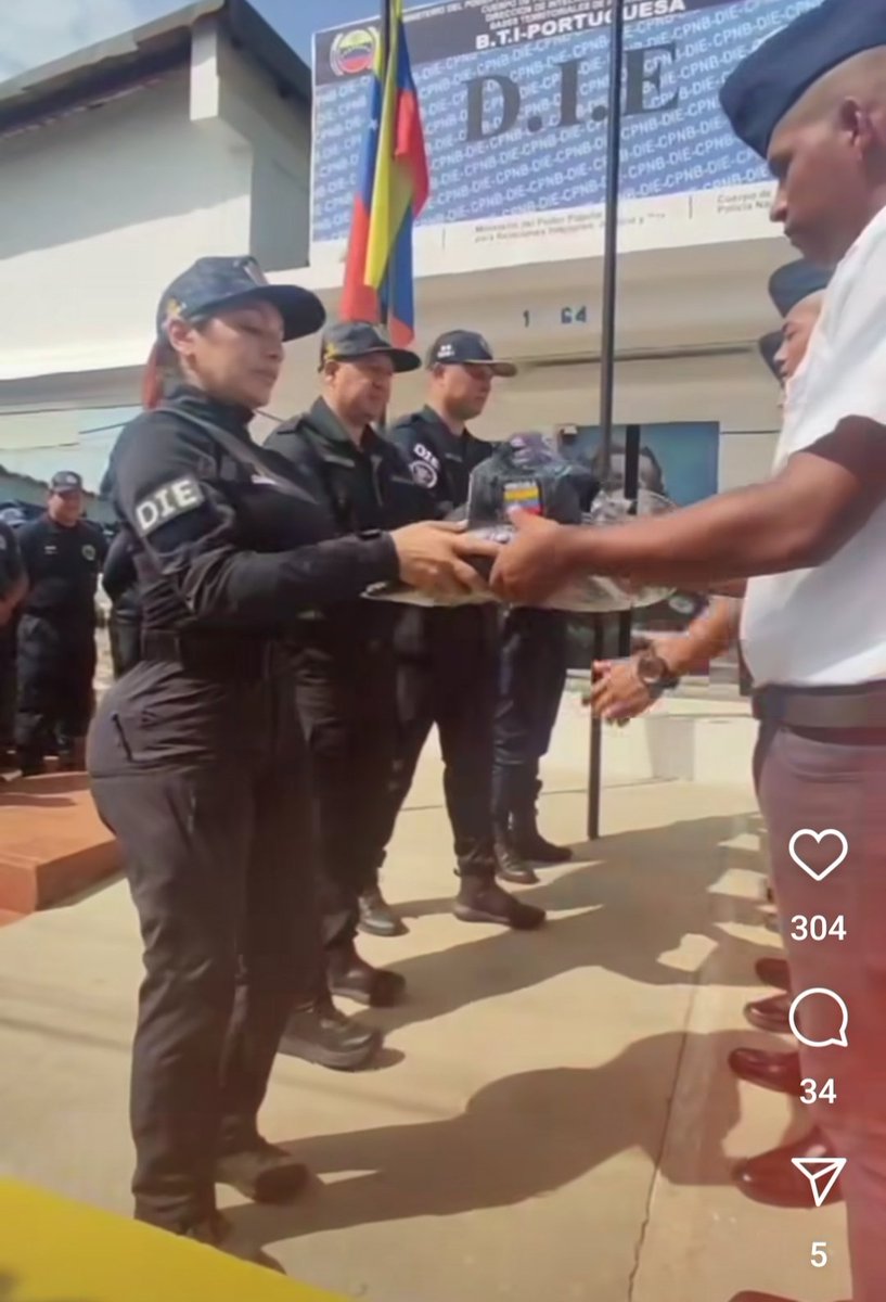 CCPrayFor_world's tweet photo. @MariaCorinaYA @ConVzlaComando #IDENTIFICAESBIRROS

Esta es la cara de la Esbirra que Comandó el secuestro de @mariaoropeza94, violando TODOS LOS PRINCIPIOS DE LEGALIDAD y con el ABUSO DE PODER DE LA NARCO DICTADURA DE #VENEZUELA

Comisario DEYSY ZAMBRANO, Jefe de la División de CNPB #Portuguesa https://t.co/Cn3mjslfni