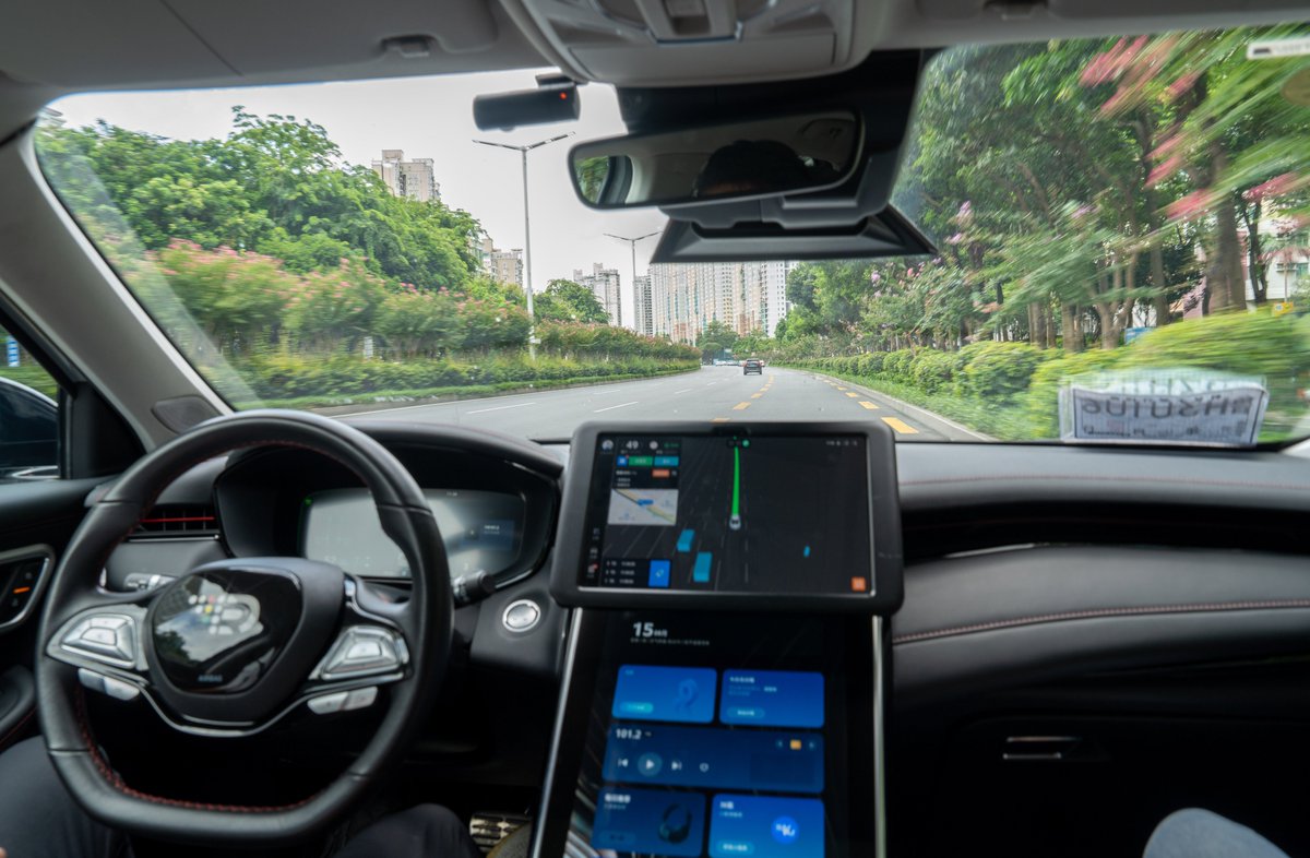 szdaily1's tweet photo. #Shenzhen is set to build a national demonstration area for #AutonomousVehicles, also referred to as intelligent connected vehicles (#ICVs), that is supported by a robust network of test roads, Shenzhen Evening News reported.
As of May 2024, the city had designated and opened 944 kilometers of roads for testing various ICVs.
Shenzhen has issued 1,037 road testing licenses to 19 companies, which has resulted in the deployment of 349 ICVs. This is a significant increase compared with the end of 2023, with road mileage up by 12.65% and the number of licenses rising by 48.14%.
