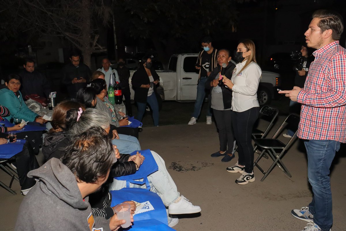 PaolaAngonS's tweet photo. 🙌 Hoy visité a los vecinos de “El Campanario” para reconocer su colaboración y apoyo en la gestión de proyectos que benefician a las familias de la zona. 🏡✨

Juntos seguimos construyendo un mejor #SanPedroCholula. 💪❤️

#VaXTodos https://t.co/0TrOcrT4xC