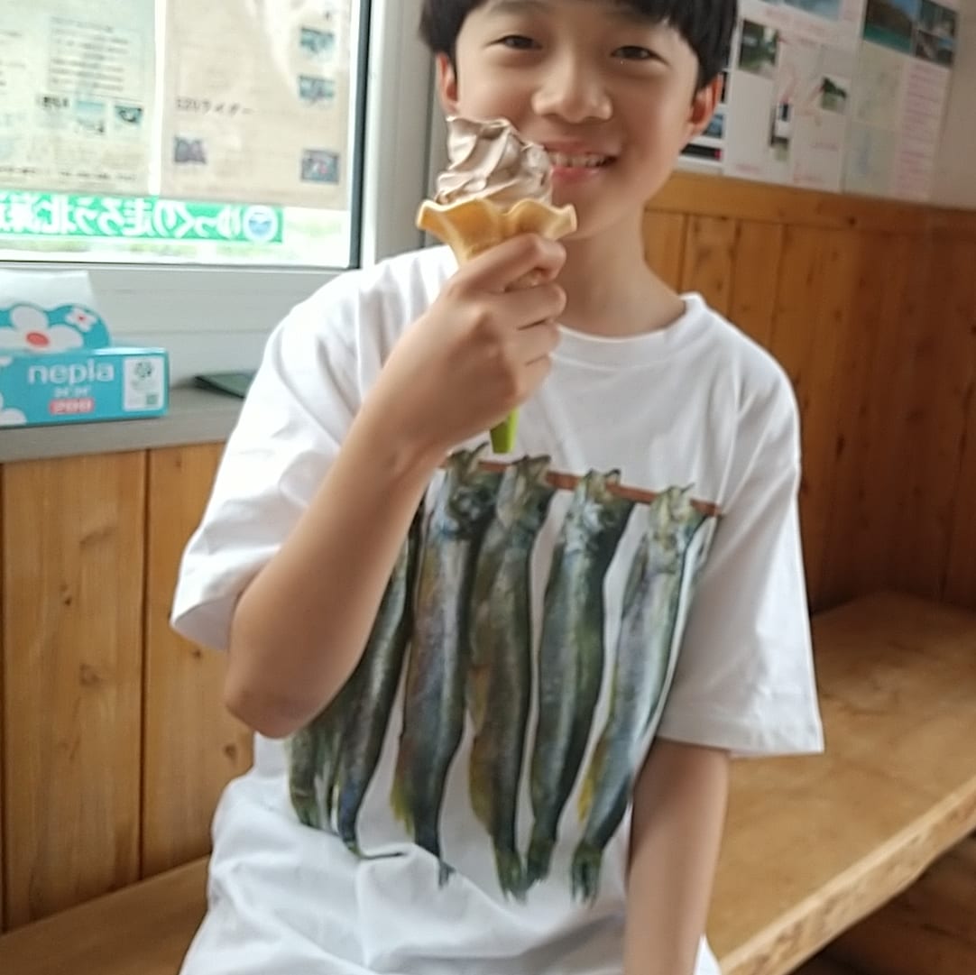 aratapper's tweet photo. 子供のグルメ -299 " #摩周湖のあいす " 『#チョコチップチョコソフト 』

ししゃもTシャツで
ソフトクリーム

#チョコチップ #ベルギーチョコレート #ソフトクリーム
#摩周湖 #摩周 #子供のグルメ #孤独のグルメ #おいしいかお
#ししゃもTシャツ #ししゃも #加藤休ミ
#アラタップ #aratapper https://t.co/9FhJiwl8yW