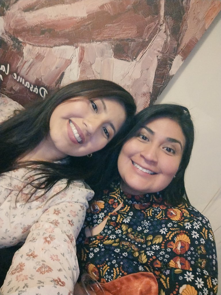 Thitacg's tweet photo. Con la novia del año. Te quiero, primita https://t.co/LjHI3vkrfw