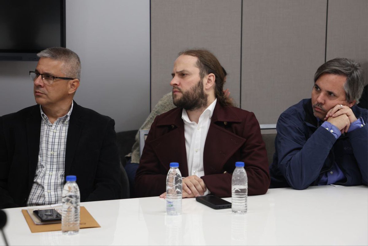¡Avanzando con unión!

Liderados por nuestra Vicepdta. <a href="/delcyrodriguezv/">Delcy Rodríguez</a>, sostuvimos una fructífera reunión junto a representantes del sector cárnico nacional, donde discutimos acerca de las potencialidades de éste sector y se evaluaron los niveles de producción para articular