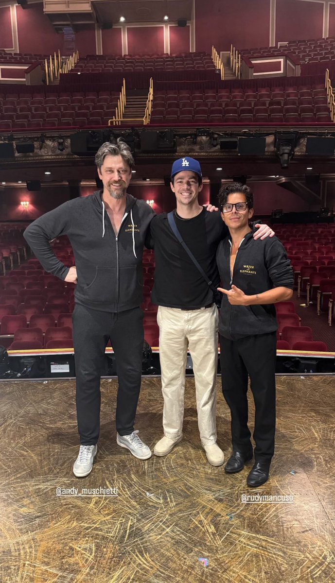 NOSSO Flash, né? ⚡️

Andy Muschietti, diretor do filme “The Flash”, foi assistir ao Grant Gustin no musical Water for Elephants. 

O brasileiro Rudy Mancuso, que também está no filme e é amigo Grant, também estava lá com Andy.
