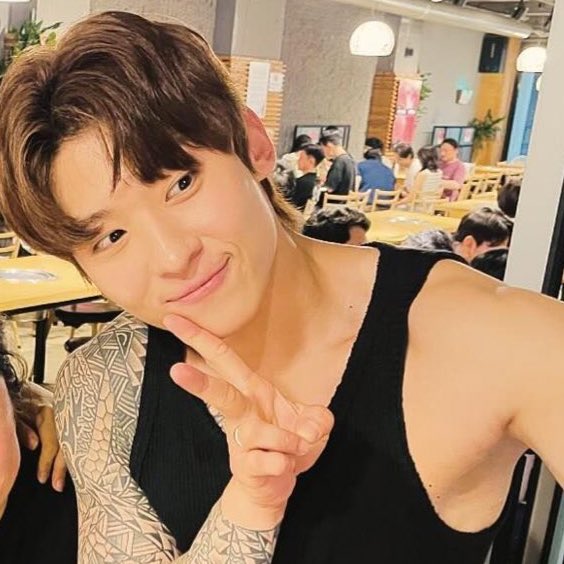 아니진심 누나들이랑찍는데  훈녀포즈뭐냐고