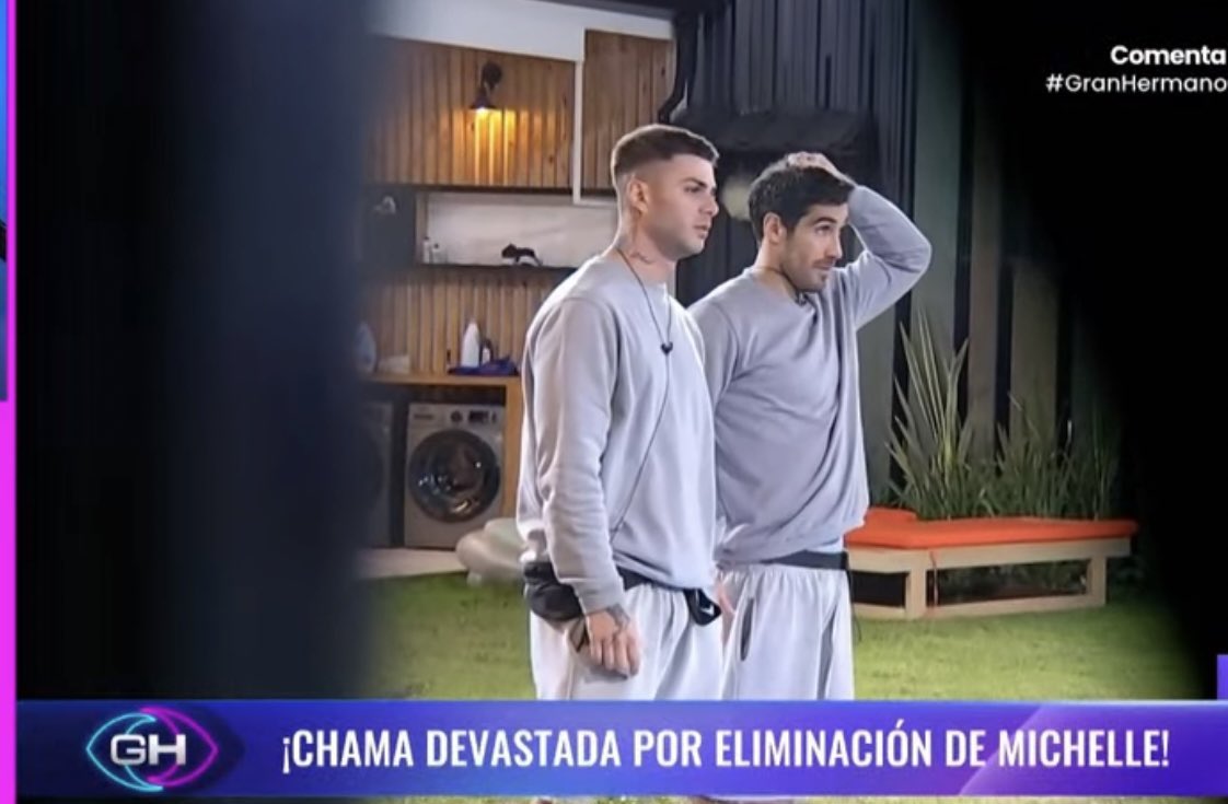 soleej3j3's tweet image. mis perritos apenas pongo un pie fuera de la casa:( #GranHermanoCHV