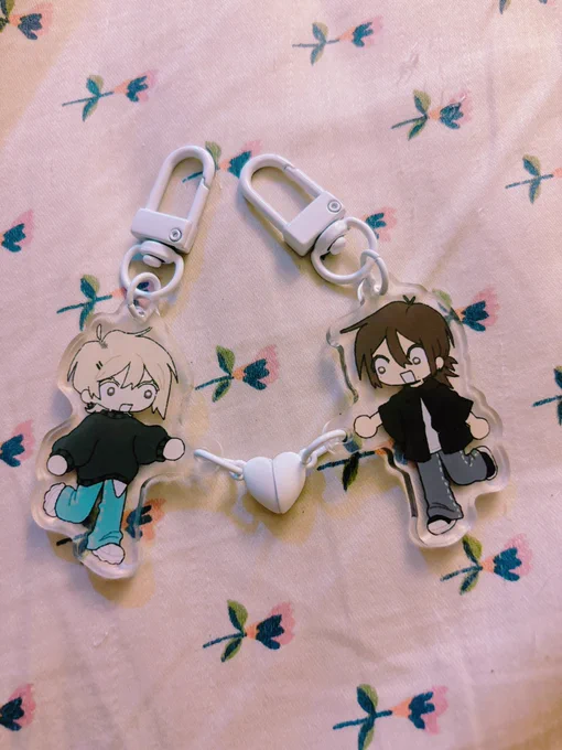 THE LITTLE CHARMS CAME IM SCREAMINGGGGGGGG 