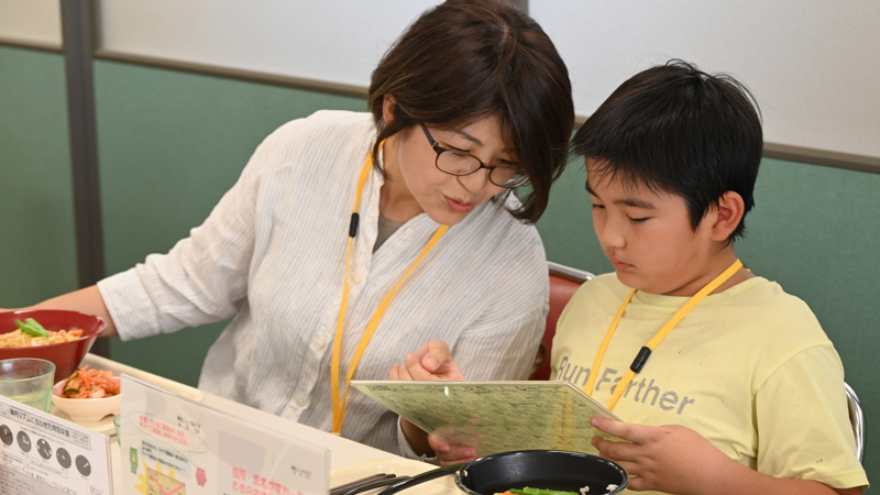 oita_pco's tweet image. 🫡学モニ活動記録2⃣
今回は玖珠駐屯地の見学をしたよ😊#AAV #FH70 #MPMS を見学した後は皆さんお待ちかねの #10式戦車 の試乗🙌色んな感想があるなか共通して言われていたのが「速かった」😳ということ💡戦車って意外と速いんです‼️陸自隊員食堂のご飯はどうだったかな(^^)🍚
#大分地本 #学モニ