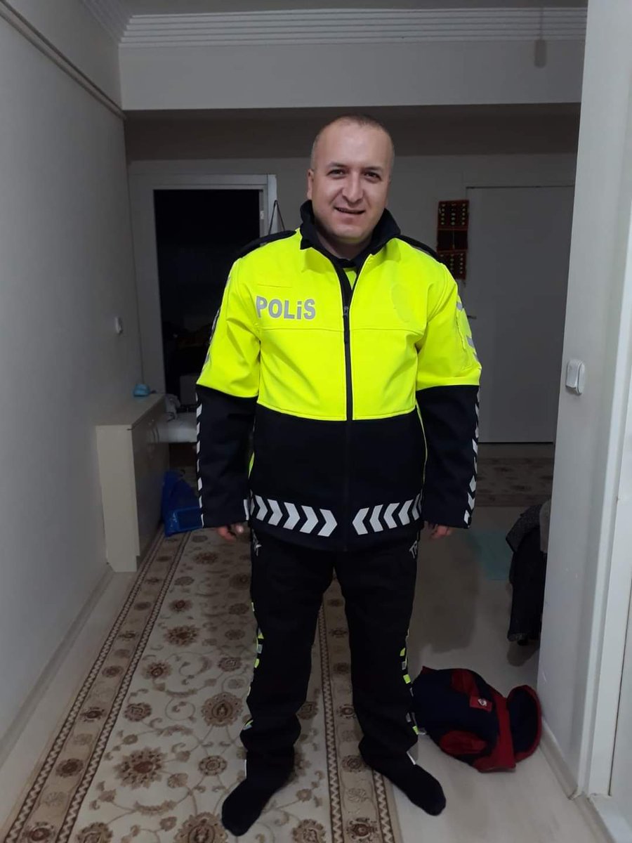 ErbaaBurada's tweet photo. ⛔ ERBAA EMNİYETİNİN ACI GÜNÜ ❌
Erbaa Bölge Trafik İstasyonu Amirliği'nde çalışan Trafik Polisi Oğuz Yılmaz yakalanmış olduğu amansız hastalık (Kanser) dolayısı ile tedavi gördüğü Tokat Gaziosmanpaşa Üniversitesi Hastanesi’nde hayatını kaybetti. https://t.co/fiOta4hQZI