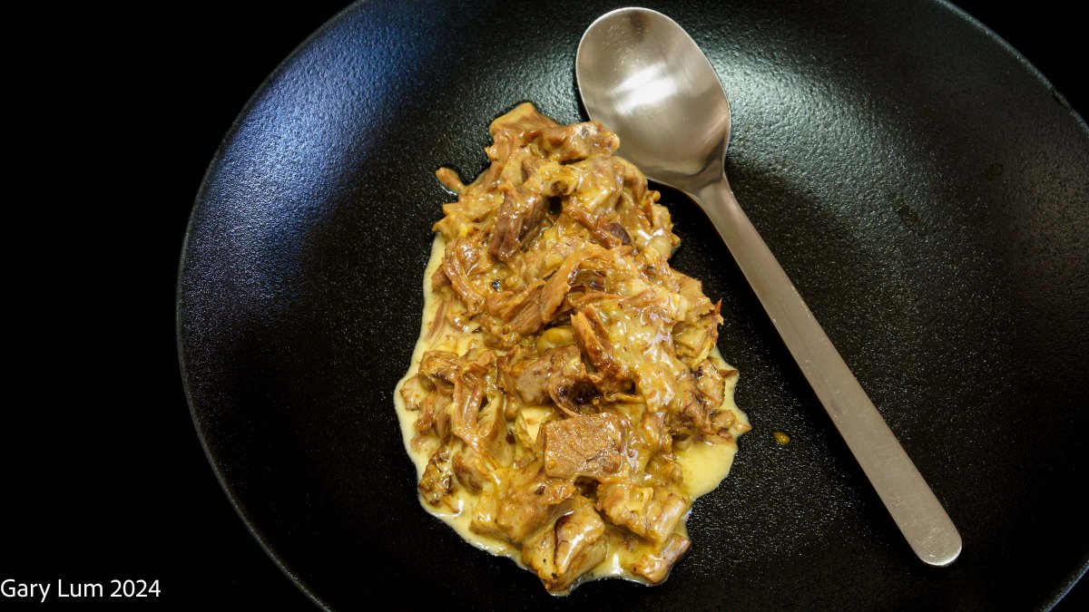 Yummy_Lummy's tweet image. It doesn't look much, but it's enough to fill my stomach and keep me sated until tea time tonight. I used leftover beef short rib meat. I reheated it in some beef broth until the water had evaporated. At the end, I added a dash of pure pouring cream. #meat #meatisgood