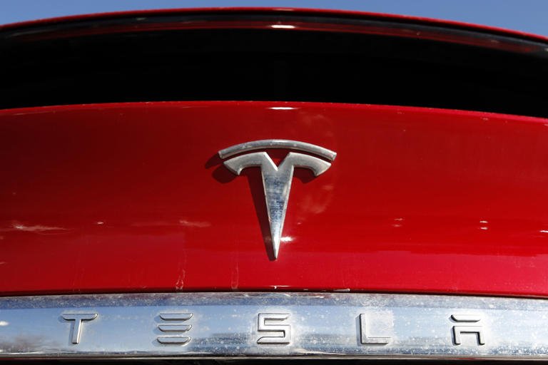 dimeth_de's tweet photo. 🚗 Tesla Recall Alert 🚗

Tesla is recalling over 1.6 million cars in China to fix a remote software issue affecting Model S, Model X, Model 3, and Model Y vehicles between 2020 and 2024.🛠️🔧
#Tesla #Recall #SoftwareUpdate #EV https://t.co/iatApbZn9C