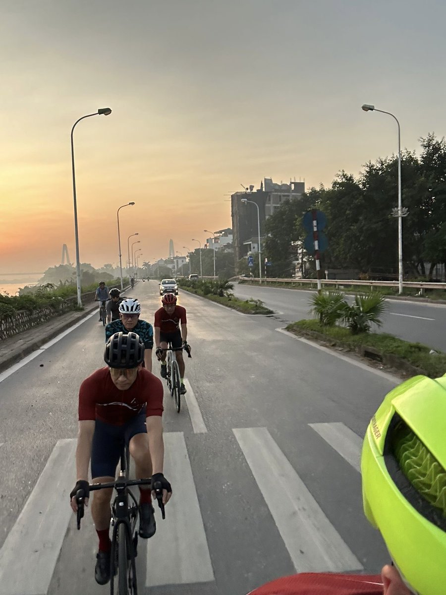 MottoCycling's tweet photo. 朝練☀️🚴‍♂️🚴‍♀️🚴
今日は少なめ定例メンバー
みんなでコーヒーの後に朝ごはん

#cycling #roadbike #chapter2 https://t.co/xU81h0hXlQ