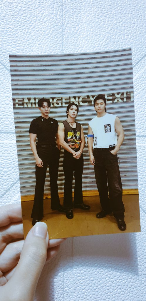nannoozrr's tweet photo. Thank you @daesangdistrict for bringing my lightstick home to me 🤩
And I loved the freebie picture, such good quality! Sorry for the bad photos my hands were shaking the whole time. 🙈
#DDFeedback https://t.co/cNEg7a3U7s