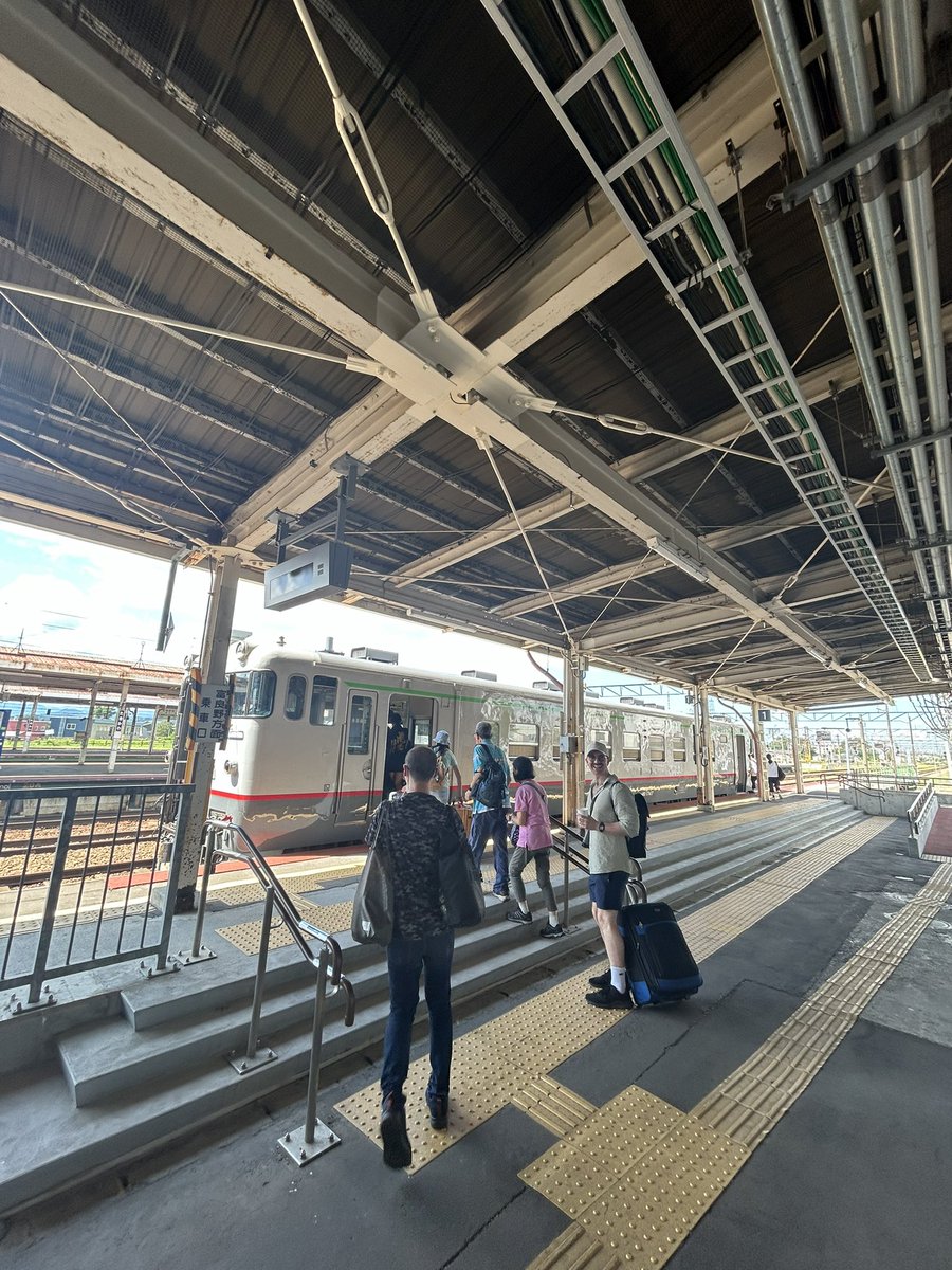 tombromly's tweet photo. Move over bullet train…this is what it’s all about. A single carriage train in rural Hokkaido on the way to Furano to see the flower fields 🌺 https://t.co/DbPkLBXYPe