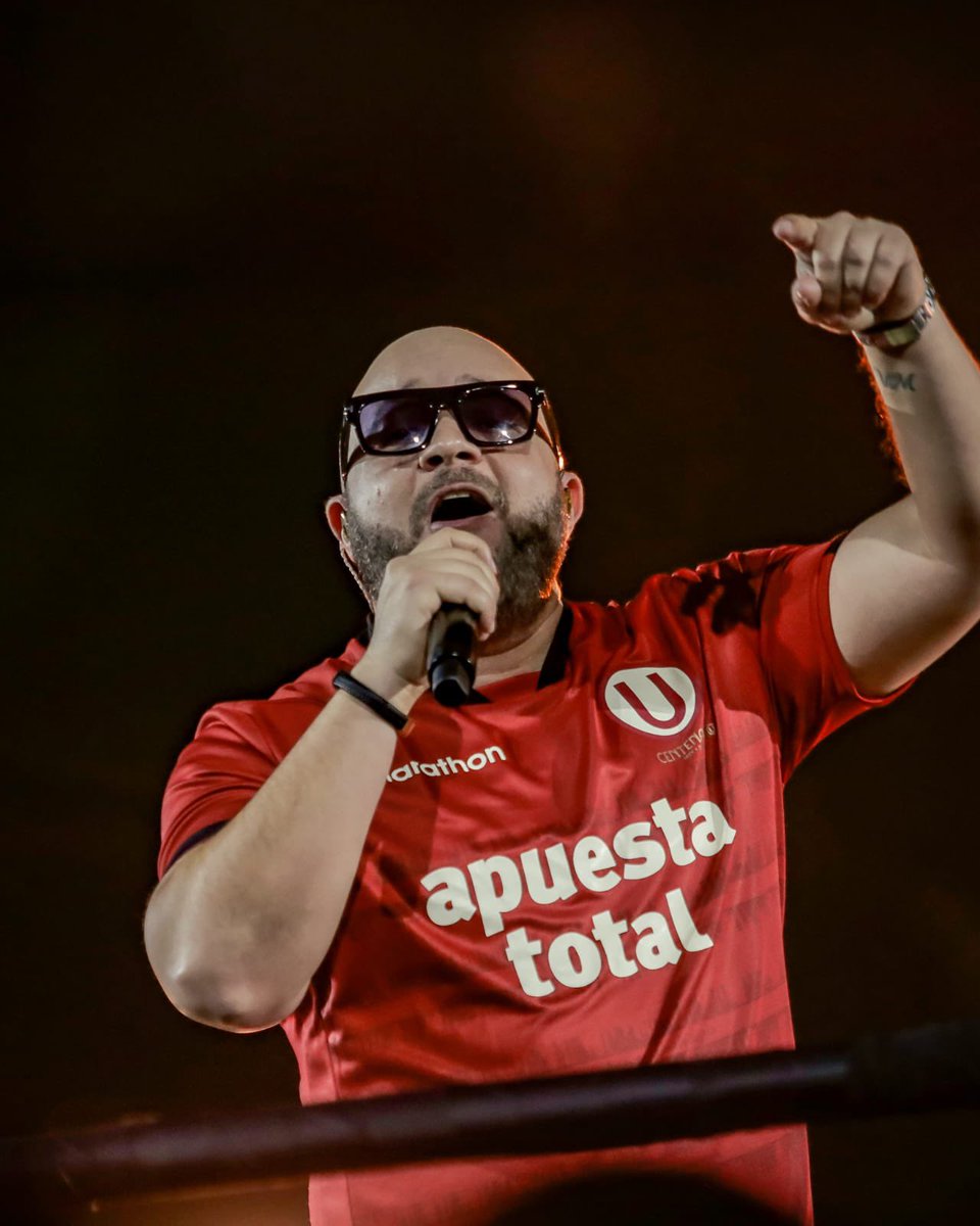 Universitario's tweet photo. 𝗧𝗘 𝗗𝗢𝗬 𝗠𝗜 𝗔𝗠Ⓤ𝗥 🎵💛

Bacanos puso el ritmo latino en nuestra Noche Eterna.

#CentenariU
#Los100DelÚnicoGrande https://t.co/EY3ChiXN8h