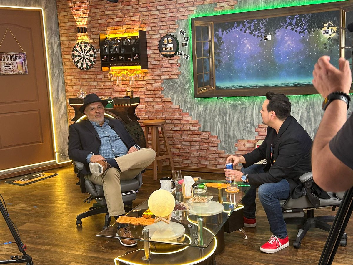 esmidesmoder's tweet photo. Gran amigo, gran personalidad y toda una leyenda de la televisión mexicana 🤩 Gracias #ReneFranco por venir al depa y compartir un poco de tu experiencia con nosotros.
¡Ya eres parte de la familia del desmoder! 😎💥
#RodrigoVidal #podshow #estreno https://t.co/TFcSzzXRjG
