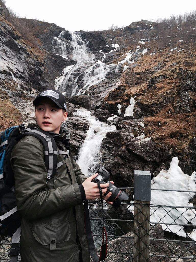 BorahaeEveryTwo's tweet image. If you see this, drop your favorite pic of Yoongi.💜