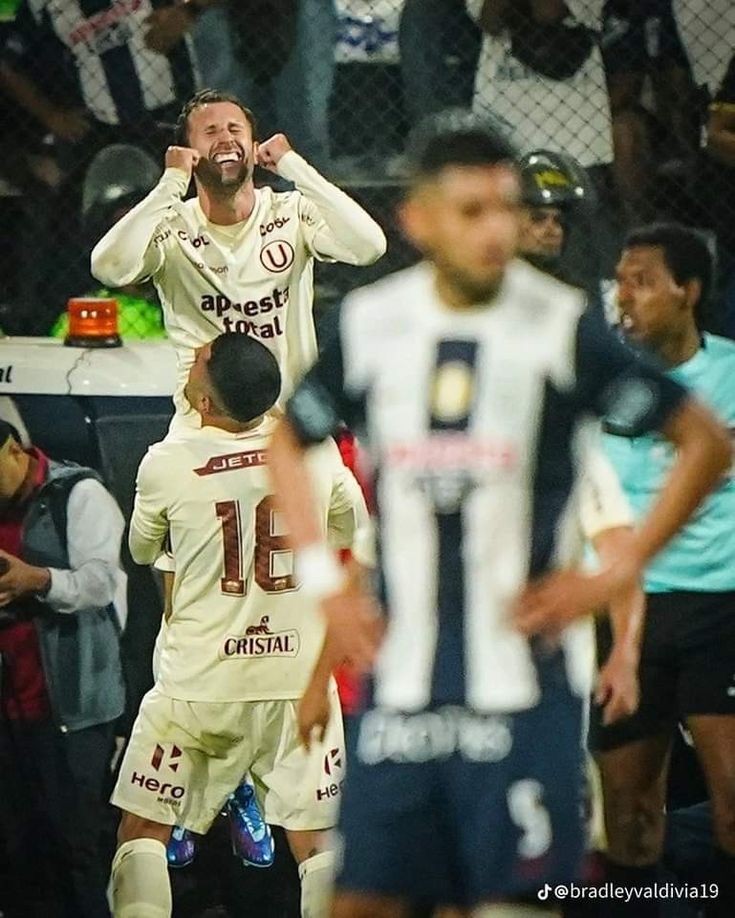 PapiJuancho02's tweet photo. FELIZ 100 AÑOS AL CLUB DE MIS AMORES @Universitario 💛💛💛💛💛
En las buenas y en las malas, te alentaré hasta el final, como lo hice desde aquel 2013 cuando vi tu primer partido hasta ahora. Te amo, crema de mi vida. Y dale U toda la vida escucharán https://t.co/mgIvxl8Rh7
