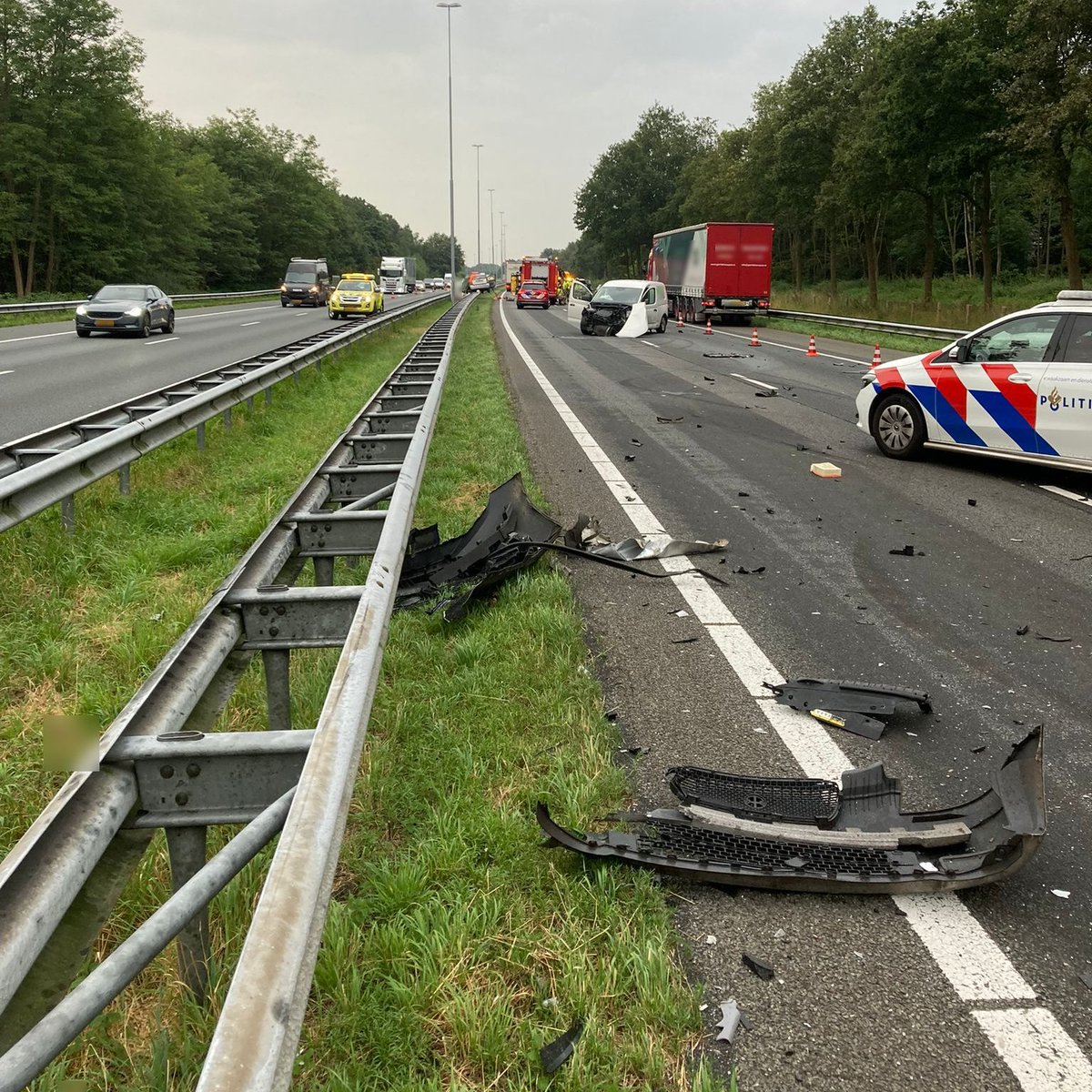 RWSverkeersinfo's tweet photo. Het verkeer wat ingesloten stond achter het incident op de #A73 richting Venlo wordt momenteel via de vluchtstrook langs de plaats van het ongeval geleid. Het is nog niet bekend hoe laat de weg vrij zal zijn. https://t.co/9njOWFajxA