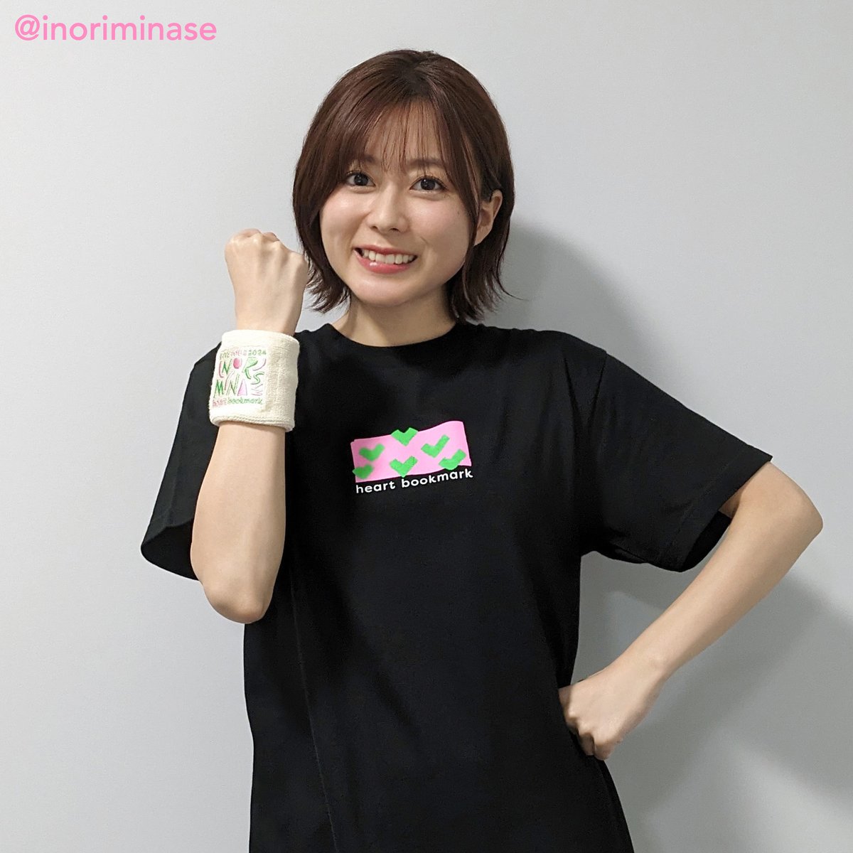 inoriminase's tweet photo. リストバンドは、アイボリーとブルーの2色展開！
アイボリーはポップな形のINORI MINASEがキュートで、ブルーはシンプルながらも銀糸がキラリと光るデザインで２つとも揃えたくなる可愛さです♪

#水瀬いのり #heartbookmark
(スタッフ) https://t.co/x5UnyCcGDu