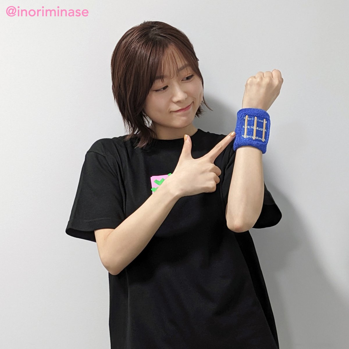 inoriminase's tweet photo. リストバンドは、アイボリーとブルーの2色展開！
アイボリーはポップな形のINORI MINASEがキュートで、ブルーはシンプルながらも銀糸がキラリと光るデザインで２つとも揃えたくなる可愛さです♪

#水瀬いのり #heartbookmark
(スタッフ) https://t.co/x5UnyCcGDu