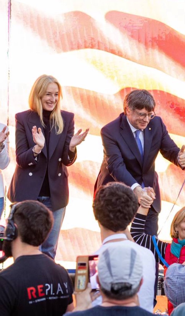 Empatia per un ésser humà que porta molts dels nostres pensament a sobre durant molts anys. Admiració per la seva fermesa i visió. Encoratjament perquè encara tenim molts catalans disposats a fer que Catalunya continuï sent rica, catalana i gran. Amb tu <a href="/KRLS/">krls.eth / Carles Puigdemont</a>