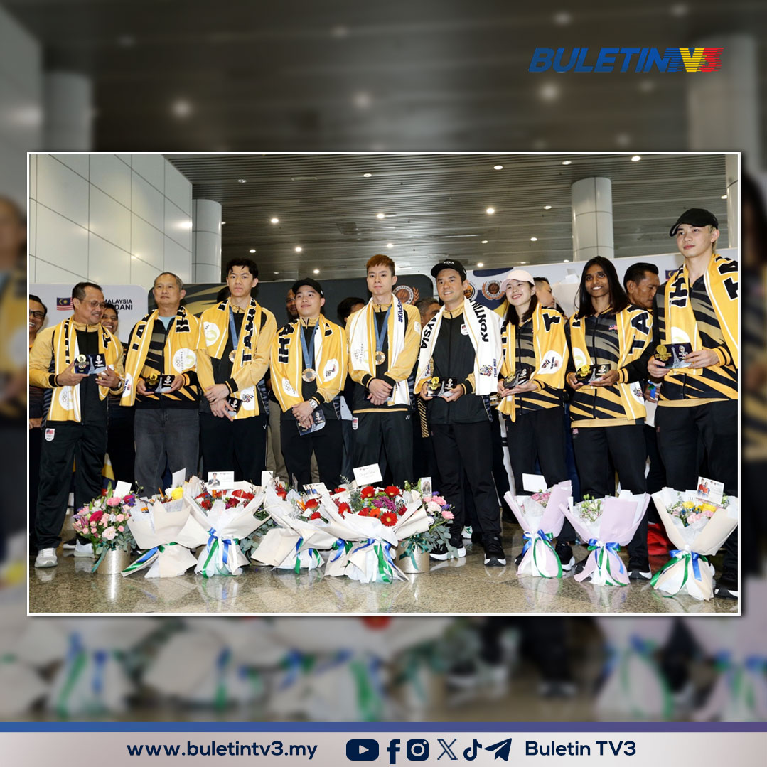 BuletinTV3's tweet photo. Malaysia sentiasa bersama anda. Selamat pulang wira negara!

Pemain perseorangan lelaki profesional negara, Lee Zii Jia dan beregu lelaki negara, Aaron Chia-Soh Wooi Yik selamat tiba di Lapangan Terbang Antarabangsa Kuala Lumpur (KLIA) dari Paris pada Rabu.

Turut kelihatan beregu wanita, Pearly Tan-M Thinaah serta pemain beregu campuran negara, Cheng Tan Jie-Toh Ee Wei.

Kepulangan mereka disambut Ketua Setiausaha (KSU) Kementerian Belia dan Sukan, Dr K Nagulendran serta penyokong.
