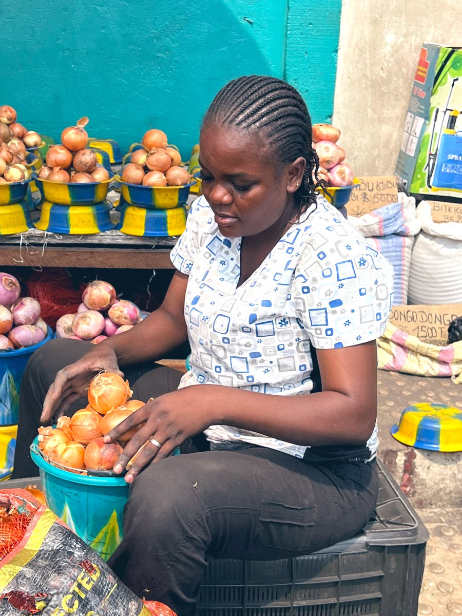 Celui qui se croise les bras est un insensé et il se détruit lui-même. Il vaut mieux une main pleine de repos que deux mains pleines de labeur, que de courir ainsi après le vent.

Ecclésiaste 4:5-7