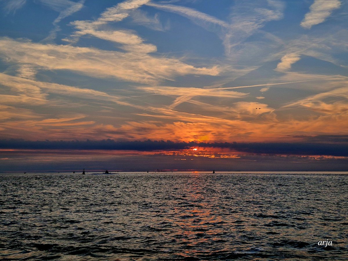 ArjaKastelein's tweet photo. Avond op her #zonnepontje #jongeseun #genieten #waddenzee bij #harlingen โ๏ธ๐๐ #zonsondergang #dutchsunset #oranje https://t.co/y20tnQlefu