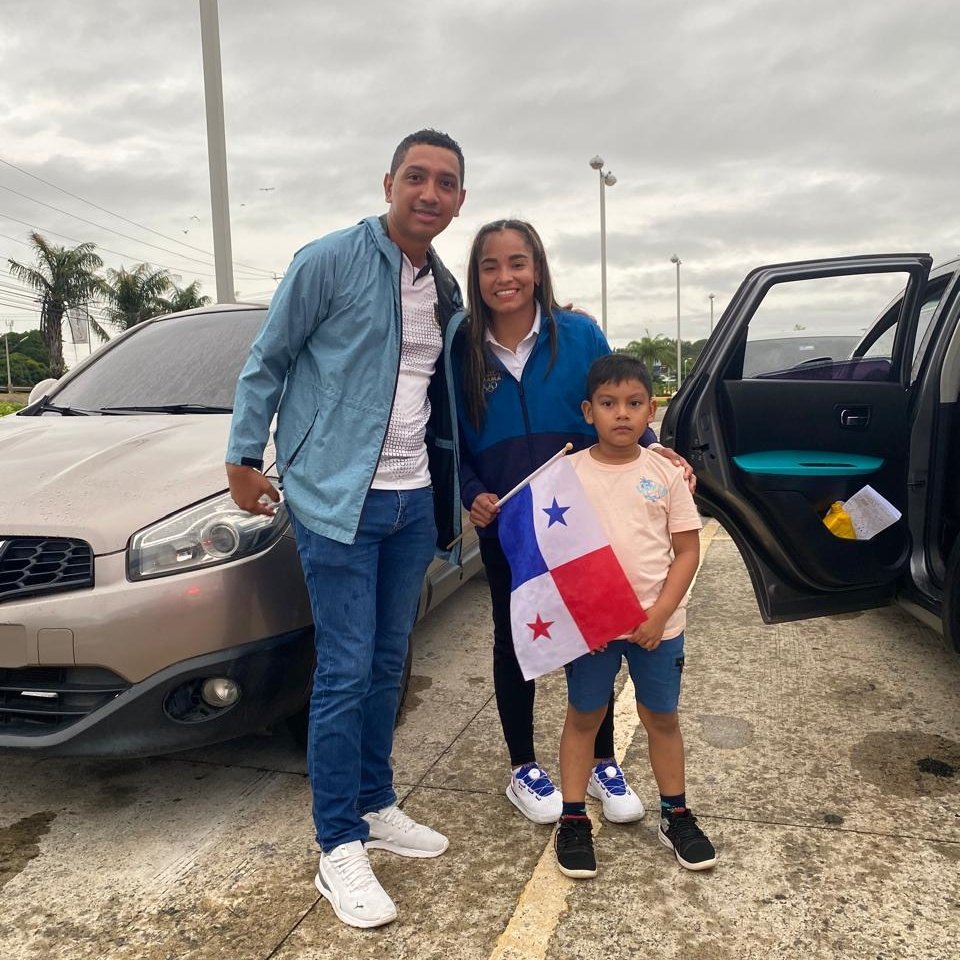 Pooll14's tweet photo. #NuevaFotoDePerfil
Junto a nuestra Campeona Veragüense @Kristine52kgPAN una gran atleta, una bella persona y una histórica del deporte Panameño.

A los oriundos de la  tierra bañada por 2 mares, de las llanuras del Indio Urracá... Ella nos hace sentirnos orgullosos.
#VivaDeporte https://t.co/Yu3MV6VG6n