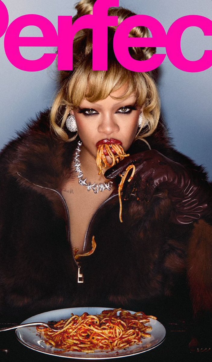 venusmagazinetr's tweet photo. Trisha Paytas, Rihanna'nın Perfect Magazin kapağı için verdiği pozu taklit etti. https://t.co/fTmp7Af9se