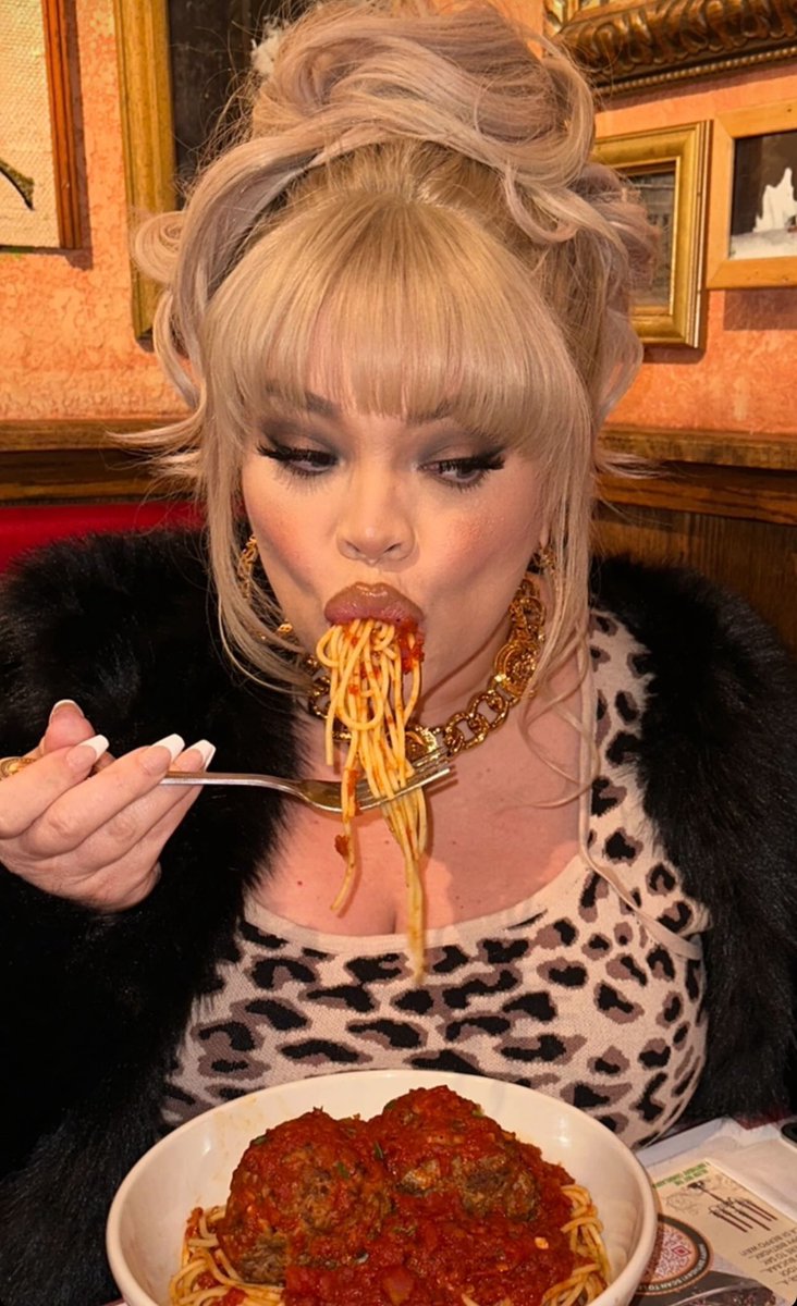 venusmagazinetr's tweet photo. Trisha Paytas, Rihanna'nın Perfect Magazin kapağı için verdiği pozu taklit etti. https://t.co/fTmp7Af9se