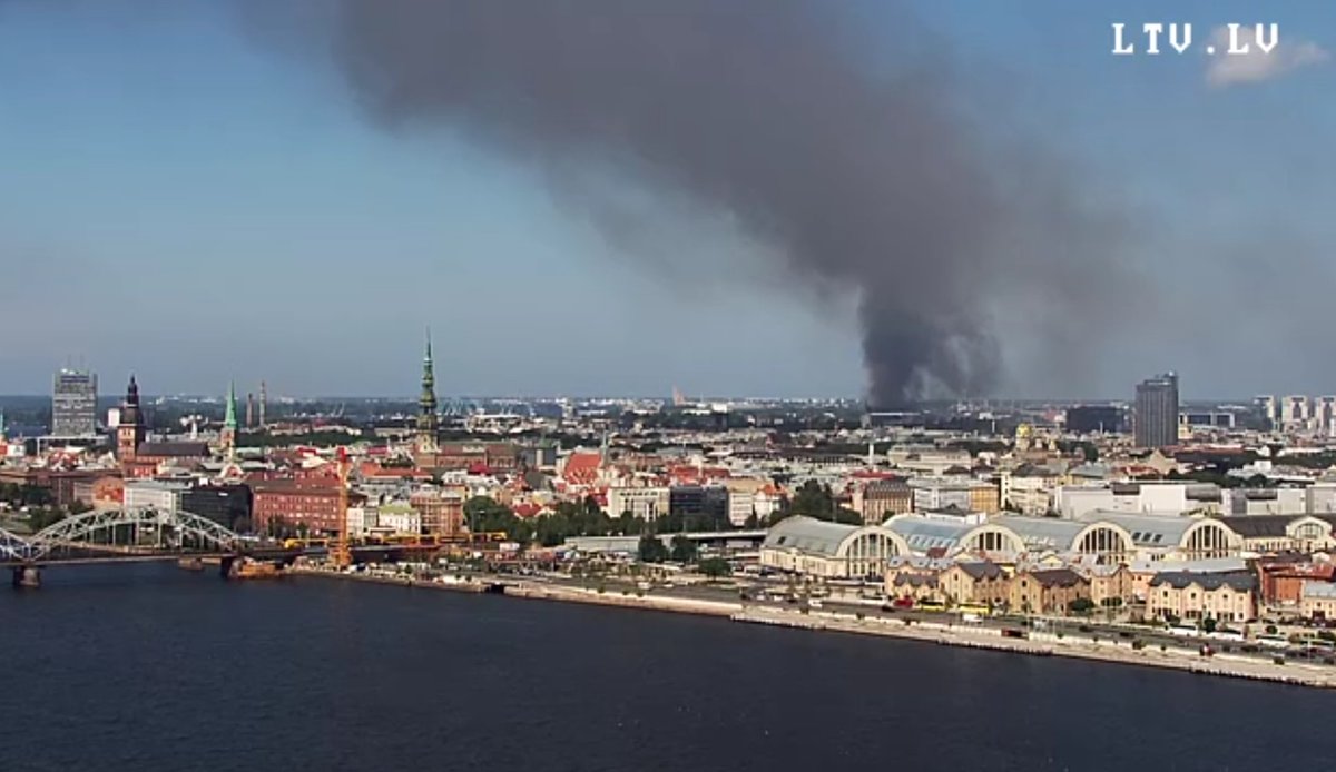Kas Rīgā tā pamatīgi deg? <a href="/ugunsdzeseji/">VUGD</a> lsm.lv/tiesraides-kam…