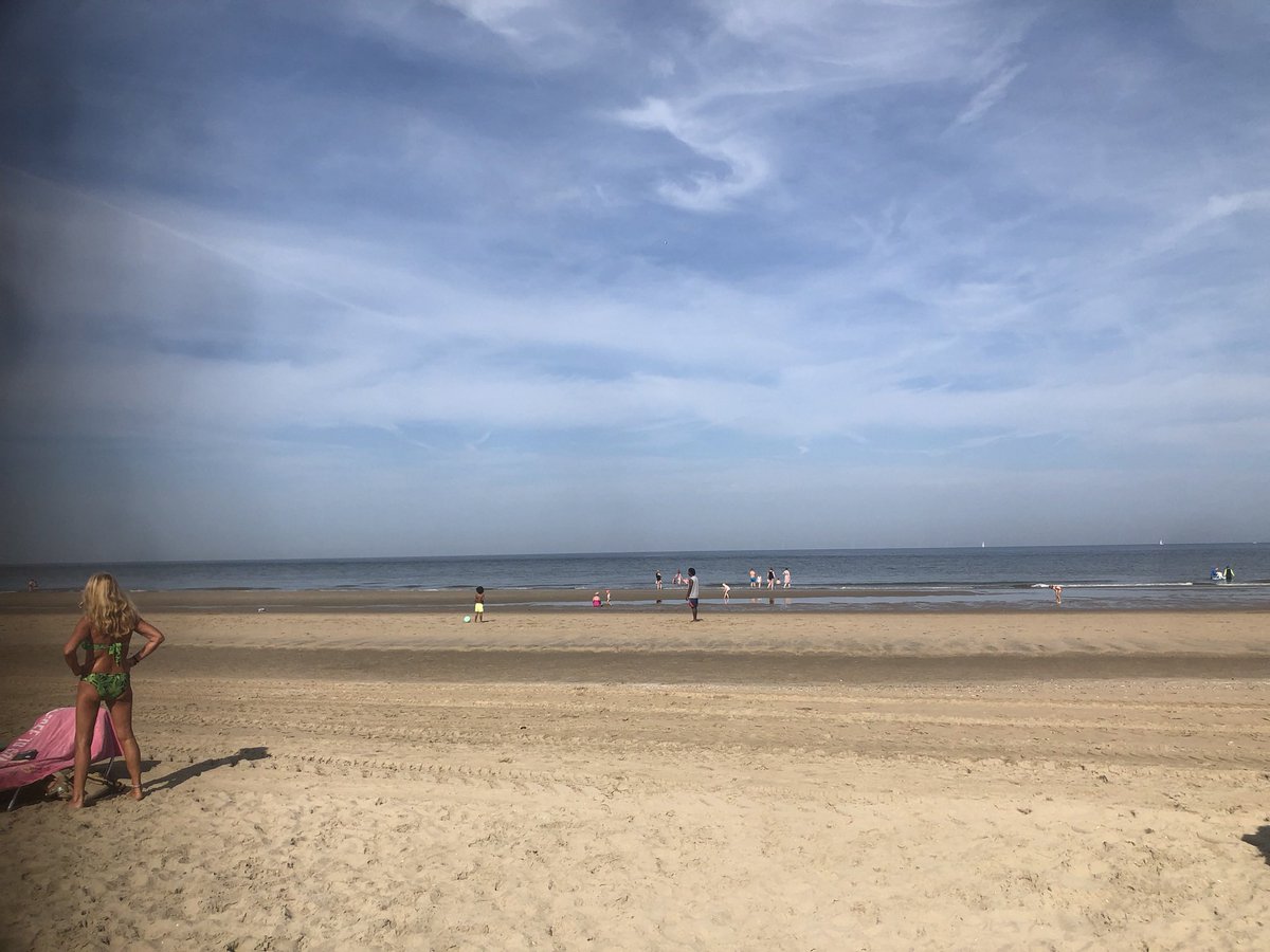 Die #windmolens aan de horizon in Noordwijk zijn niet mooi, maar de echte overlast is om de paar minuten een opstijgend vliegtuig van #schiphol.