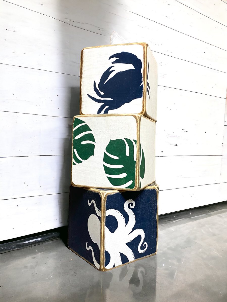 These tissue box covers are perfect for coastal home or themed STR! Handmade &amp; available in many designs! Link in bio to shop!
#homedecor #supportsmallbusiness #americanmade #maine #crab #monstera #octopus