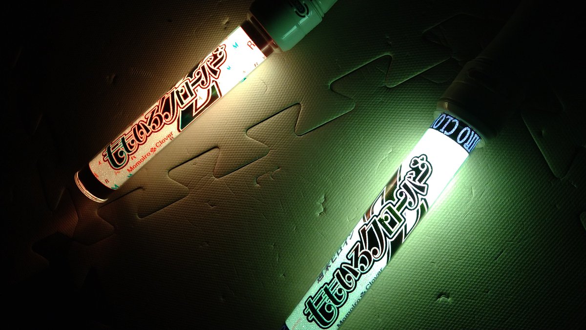 Noshi_FF1114's tweet photo. psdして保存してひと息いれてたら停電したあああ！ももクロペンライトの灯火で明かり確保 https://t.co/wkr5yCKixR