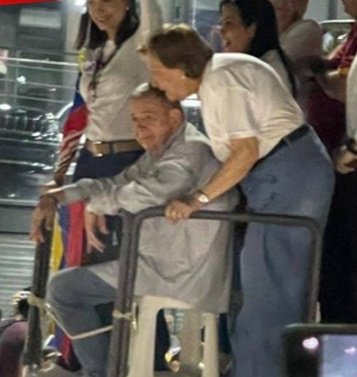 ¡Buenos días pueblo!

¿Ya tomaron café?

Este señor tiene hasta las 9am de hoy para presentar todas sus supuestas actas ante la Sala Electoral del Tribunal Supremo de Justicia de Venezuela.

¿Lo hará? Si no va, ¿enfrentará las consecuencias? Comenta...