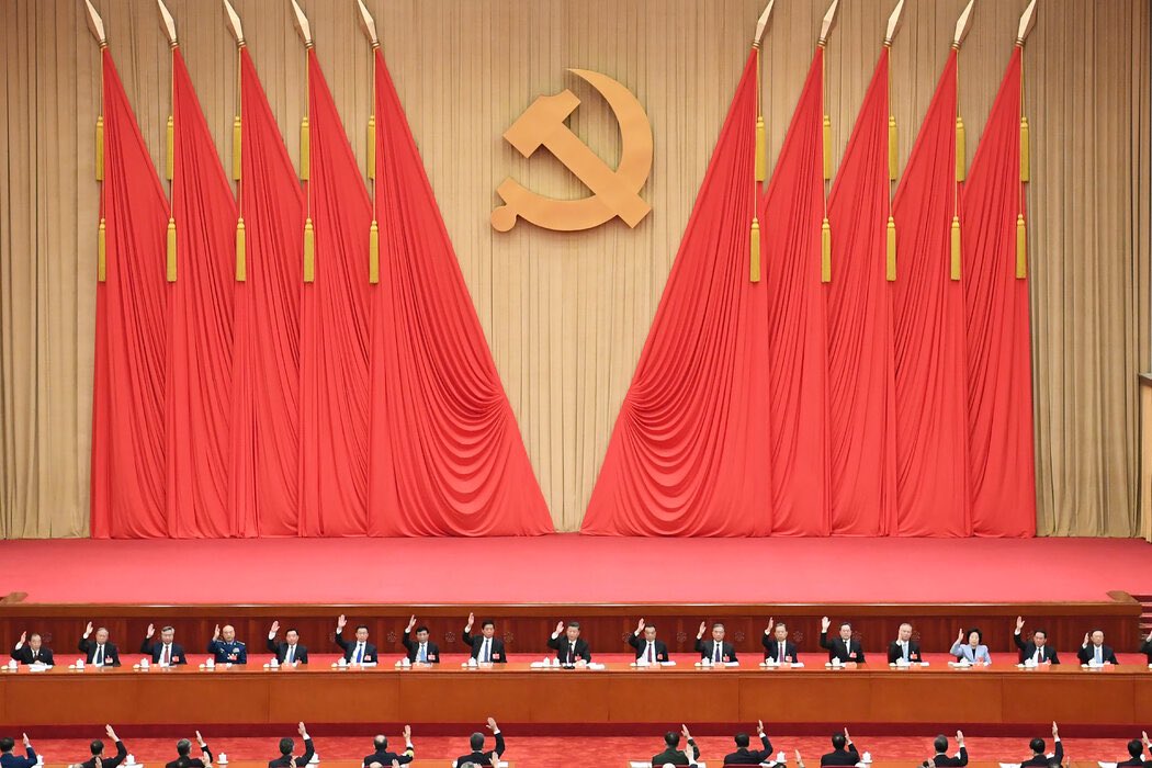 《下岗》
曾经在东北，有一个典型的三口之家,夫妻俩下岗前是厂里的文职干事,男的是仓库管理员,女的是会计,两人都只会拿笔杆写材料写表格写报表。
厂子关闭了,赔偿金没有。
女的没有姿色,男的没有体力,去倒腾点什么又没 有那个胆量,在那个年代真的是一无是处的存在。
但一家三口要活着就要吃饭怎么办?