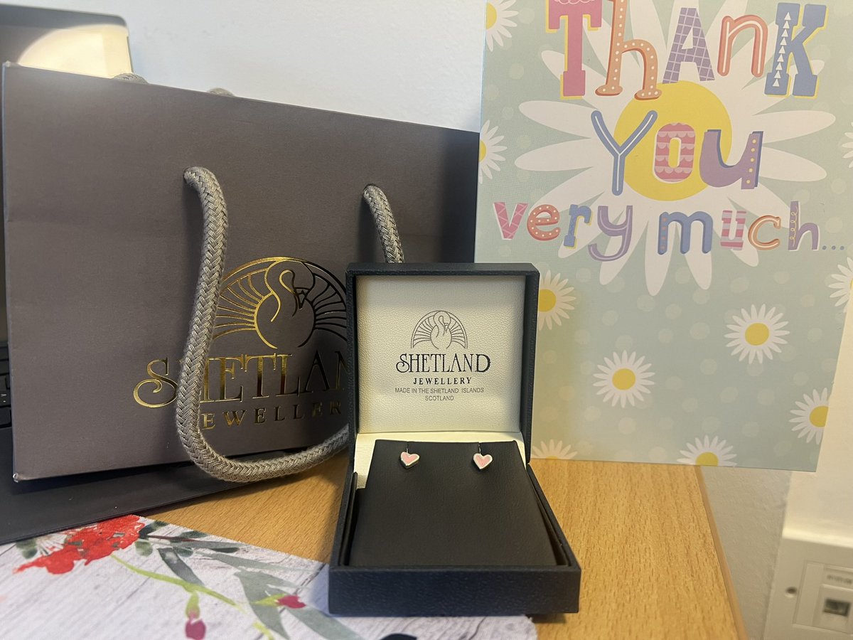 KindConfidence's tweet image. Congratulations @ClydeKirsty on completing your Nursing degree! 🥳 You are going to make such a positve impact and I'm very happy that I can continue to watch your journey as you continue at @ErskineCharity Thank you so much for my gift 🥰@nsepayne @dtbarron