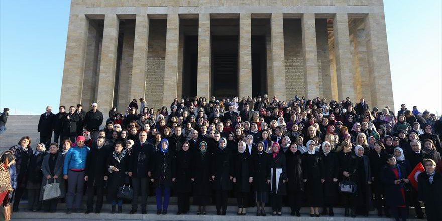 kemalozercom's tweet photo. Nasıl ki sakal temsil vasfını kaybetmişse 
başörtüsü de aynı akıbete uğramıştır.

Modern zamanlar,
her şeyi öğüten ve değerleri tüketen bir çöp makinesidir.