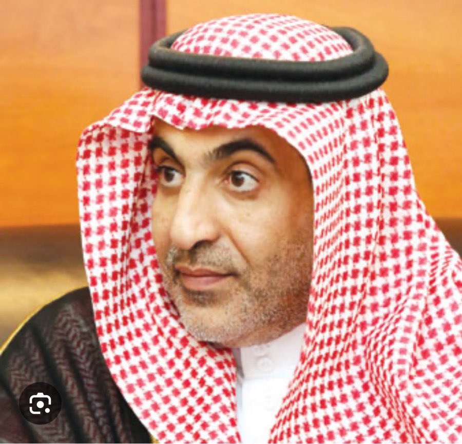 Y_Wahaib's tweet photo. أ. عبدالرحمن ..استضافة شخصية مرموقه بثقل المهندس مساعد السليم بلاشك سيكون لقاء مثري وجميل .. 
كان لي الشرف الكبير أن عملت تحت ادارة ابو فيصل عندما كان محافظاً لمحافظتي عنيزة وينبع وللتاريخ سأورد لكم  موقفين كانا لهما الأثر الكبير سياحياً في عنيزة وينبع .. 
الأول : تم اختيار ابوفيصل ليكون ضمن وفد هيئة السياحة لزيارة دولة تونس للاطلاع على مقوماتها السياحية .. وحال وصوله الى عنيزة هاتفني وقال موعدنا صلاة الفجر في مسجد الفاخرية القديم ،حقيقة تفاجأة من الموعد والمكان المهم جئت على الموعد واذا نحن بوسط غابة من المزارع المهجورة والتي سميت فيما بعد (فلايح عنيزة) طبعاً بوجود المهندس ابراهيم الخليل رئيس البلدية آنذاك .. ما الأمر ابوفيصل قال سنحول هذه المزارع الى مزارات سياحية بالتنسيق مع اصحابها ،تم تشكيل لجنة وتم التنسيق مع هيئة السياحة والمزارعين حتى اصبحت هذه المزارع وجهة سياحية وباب رزق كما نشاهدها هذا اليوم وتم تعميم هذه التجربة على مستوى المنطقة  ..
الثاني : عندما عين محافظ لينبع  وفي ثاني يوم من دوامه أوقفني عند بيوت مهدمة محاطة بالمخلفات لاتستطيع الوصول اليها الا بصعوبه .. ما الامر يابوفيصل قال: سيكون تركيزنا السياحي عليها لترميمها لتعود كما كانت في السابق يتخللها مقاهي ومطاعم وسوق للاسر المنتجة إنها بلدة ينبع التاريخية وبالفعل شكلت اللجان وتم التنسيق مع هيئة السياحة والهيئة الملكية بينبع وتم العمل وعادت البلدة تحفة تاريخية ومزار سياحي وباب رزق 
آسف للإطالة اتمنى منك يابومنصور ان يكون لابوفيصل حديث عن هذين المشروعين 
#بودكاست_جادة_الغضا