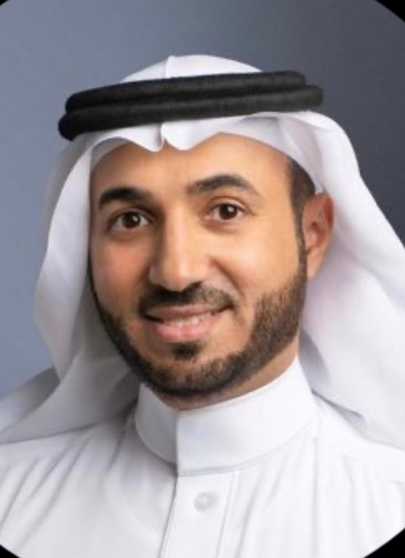 Y_Wahaib's tweet photo. أ. عبدالرحمن ..استضافة شخصية مرموقه بثقل المهندس مساعد السليم بلاشك سيكون لقاء مثري وجميل .. 
كان لي الشرف الكبير أن عملت تحت ادارة ابو فيصل عندما كان محافظاً لمحافظتي عنيزة وينبع وللتاريخ سأورد لكم  موقفين كانا لهما الأثر الكبير سياحياً في عنيزة وينبع .. 
الأول : تم اختيار ابوفيصل ليكون ضمن وفد هيئة السياحة لزيارة دولة تونس للاطلاع على مقوماتها السياحية .. وحال وصوله الى عنيزة هاتفني وقال موعدنا صلاة الفجر في مسجد الفاخرية القديم ،حقيقة تفاجأة من الموعد والمكان المهم جئت على الموعد واذا نحن بوسط غابة من المزارع المهجورة والتي سميت فيما بعد (فلايح عنيزة) طبعاً بوجود المهندس ابراهيم الخليل رئيس البلدية آنذاك .. ما الأمر ابوفيصل قال سنحول هذه المزارع الى مزارات سياحية بالتنسيق مع اصحابها ،تم تشكيل لجنة وتم التنسيق مع هيئة السياحة والمزارعين حتى اصبحت هذه المزارع وجهة سياحية وباب رزق كما نشاهدها هذا اليوم وتم تعميم هذه التجربة على مستوى المنطقة  ..
الثاني : عندما عين محافظ لينبع  وفي ثاني يوم من دوامه أوقفني عند بيوت مهدمة محاطة بالمخلفات لاتستطيع الوصول اليها الا بصعوبه .. ما الامر يابوفيصل قال: سيكون تركيزنا السياحي عليها لترميمها لتعود كما كانت في السابق يتخللها مقاهي ومطاعم وسوق للاسر المنتجة إنها بلدة ينبع التاريخية وبالفعل شكلت اللجان وتم التنسيق مع هيئة السياحة والهيئة الملكية بينبع وتم العمل وعادت البلدة تحفة تاريخية ومزار سياحي وباب رزق 
آسف للإطالة اتمنى منك يابومنصور ان يكون لابوفيصل حديث عن هذين المشروعين 
#بودكاست_جادة_الغضا