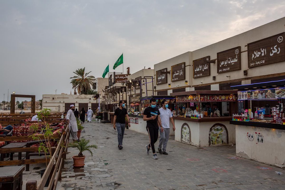 Y_Wahaib's tweet photo. أ. عبدالرحمن ..استضافة شخصية مرموقه بثقل المهندس مساعد السليم بلاشك سيكون لقاء مثري وجميل .. 
كان لي الشرف الكبير أن عملت تحت ادارة ابو فيصل عندما كان محافظاً لمحافظتي عنيزة وينبع وللتاريخ سأورد لكم  موقفين كانا لهما الأثر الكبير سياحياً في عنيزة وينبع .. 
الأول : تم اختيار ابوفيصل ليكون ضمن وفد هيئة السياحة لزيارة دولة تونس للاطلاع على مقوماتها السياحية .. وحال وصوله الى عنيزة هاتفني وقال موعدنا صلاة الفجر في مسجد الفاخرية القديم ،حقيقة تفاجأة من الموعد والمكان المهم جئت على الموعد واذا نحن بوسط غابة من المزارع المهجورة والتي سميت فيما بعد (فلايح عنيزة) طبعاً بوجود المهندس ابراهيم الخليل رئيس البلدية آنذاك .. ما الأمر ابوفيصل قال سنحول هذه المزارع الى مزارات سياحية بالتنسيق مع اصحابها ،تم تشكيل لجنة وتم التنسيق مع هيئة السياحة والمزارعين حتى اصبحت هذه المزارع وجهة سياحية وباب رزق كما نشاهدها هذا اليوم وتم تعميم هذه التجربة على مستوى المنطقة  ..
الثاني : عندما عين محافظ لينبع  وفي ثاني يوم من دوامه أوقفني عند بيوت مهدمة محاطة بالمخلفات لاتستطيع الوصول اليها الا بصعوبه .. ما الامر يابوفيصل قال: سيكون تركيزنا السياحي عليها لترميمها لتعود كما كانت في السابق يتخللها مقاهي ومطاعم وسوق للاسر المنتجة إنها بلدة ينبع التاريخية وبالفعل شكلت اللجان وتم التنسيق مع هيئة السياحة والهيئة الملكية بينبع وتم العمل وعادت البلدة تحفة تاريخية ومزار سياحي وباب رزق 
آسف للإطالة اتمنى منك يابومنصور ان يكون لابوفيصل حديث عن هذين المشروعين 
#بودكاست_جادة_الغضا