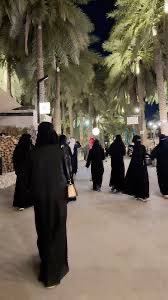 Y_Wahaib's tweet photo. أ. عبدالرحمن ..استضافة شخصية مرموقه بثقل المهندس مساعد السليم بلاشك سيكون لقاء مثري وجميل .. 
كان لي الشرف الكبير أن عملت تحت ادارة ابو فيصل عندما كان محافظاً لمحافظتي عنيزة وينبع وللتاريخ سأورد لكم  موقفين كانا لهما الأثر الكبير سياحياً في عنيزة وينبع .. 
الأول : تم اختيار ابوفيصل ليكون ضمن وفد هيئة السياحة لزيارة دولة تونس للاطلاع على مقوماتها السياحية .. وحال وصوله الى عنيزة هاتفني وقال موعدنا صلاة الفجر في مسجد الفاخرية القديم ،حقيقة تفاجأة من الموعد والمكان المهم جئت على الموعد واذا نحن بوسط غابة من المزارع المهجورة والتي سميت فيما بعد (فلايح عنيزة) طبعاً بوجود المهندس ابراهيم الخليل رئيس البلدية آنذاك .. ما الأمر ابوفيصل قال سنحول هذه المزارع الى مزارات سياحية بالتنسيق مع اصحابها ،تم تشكيل لجنة وتم التنسيق مع هيئة السياحة والمزارعين حتى اصبحت هذه المزارع وجهة سياحية وباب رزق كما نشاهدها هذا اليوم وتم تعميم هذه التجربة على مستوى المنطقة  ..
الثاني : عندما عين محافظ لينبع  وفي ثاني يوم من دوامه أوقفني عند بيوت مهدمة محاطة بالمخلفات لاتستطيع الوصول اليها الا بصعوبه .. ما الامر يابوفيصل قال: سيكون تركيزنا السياحي عليها لترميمها لتعود كما كانت في السابق يتخللها مقاهي ومطاعم وسوق للاسر المنتجة إنها بلدة ينبع التاريخية وبالفعل شكلت اللجان وتم التنسيق مع هيئة السياحة والهيئة الملكية بينبع وتم العمل وعادت البلدة تحفة تاريخية ومزار سياحي وباب رزق 
آسف للإطالة اتمنى منك يابومنصور ان يكون لابوفيصل حديث عن هذين المشروعين 
#بودكاست_جادة_الغضا
