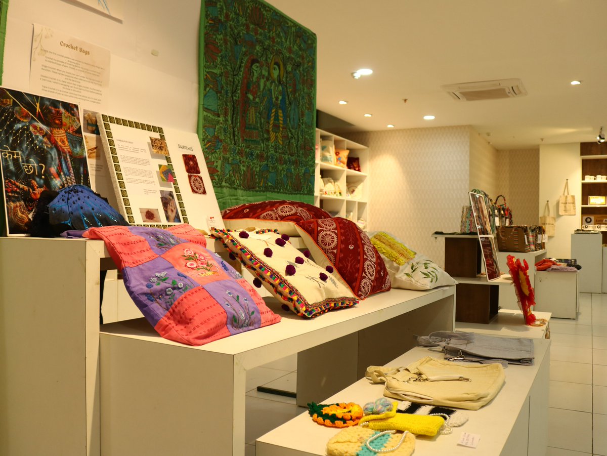 KIITUniversity's tweet photo. Kritantuja 24 was a visual delight! The School of Fashion Technology brought National Handloom Day to life with stunning exhibits of handloom products, paintings, and photographs. Our students’ talents were on full display! #Kritantuja24
#KIITCreativity #HandloomArt #FashionTechnology