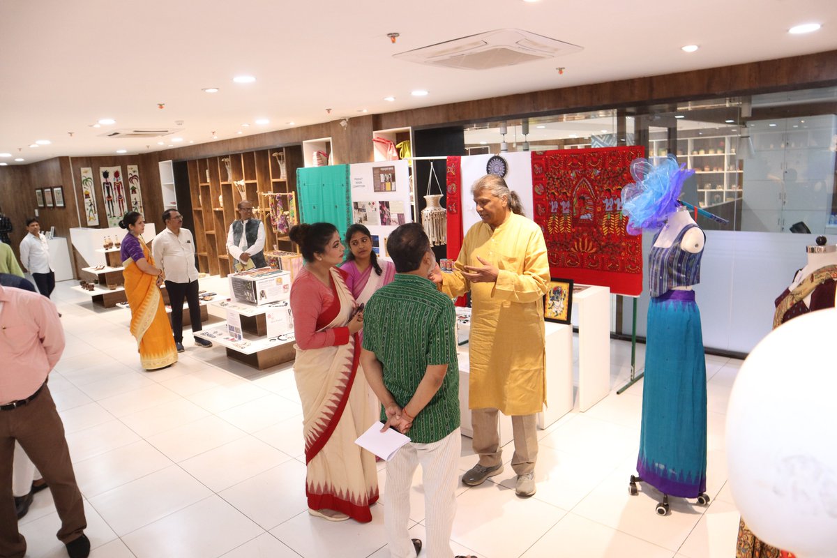 KIITUniversity's tweet photo. Kritantuja 24 was a visual delight! The School of Fashion Technology brought National Handloom Day to life with stunning exhibits of handloom products, paintings, and photographs. Our students’ talents were on full display! #Kritantuja24
#KIITCreativity #HandloomArt #FashionTechnology