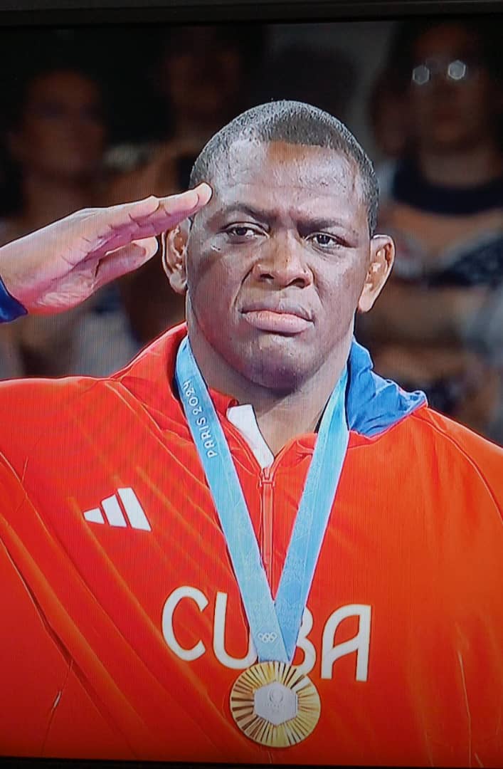 Con la lógica alegría y orgullo de ser cubano, el luchador #MijaínLópez lo anunció, lo soñó  y lo cumplió. 
#MijainInspira 🇨🇺❤🇨🇺
#La5taDeMijaínVaYFue