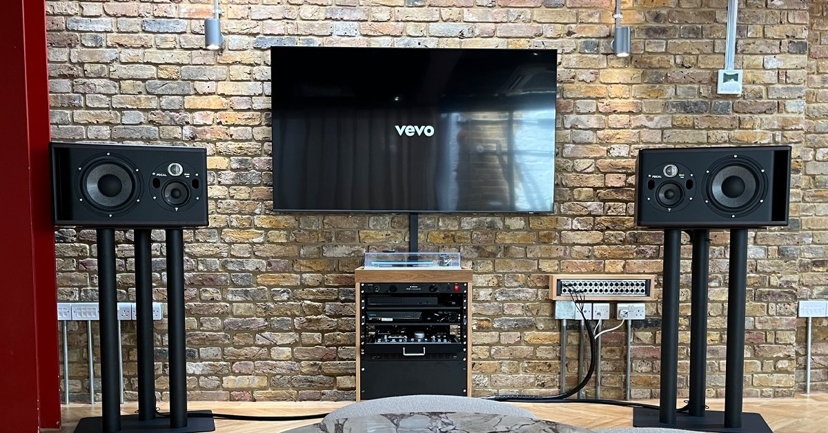 This year SCV were honoured to play a part in equipping <a href="/threesixzero/">Three Six Zero</a> with a set of pristine <a href="/FocalOfficial/">Focal Official</a> Trio 11 mains. We caught up with Studio Manager Joel Peters to talk through their selection process –

scvdistribution.co.uk/pro-audio/news…