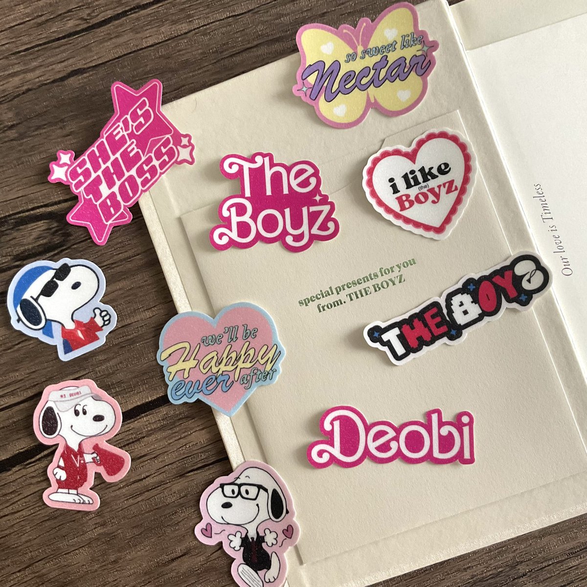 outercoren's tweet photo. 🗯️📝 outercoren @ #TheBScribblesSociety online sales 🛒

🗓️ until sticker and postcard stocks last
🌐 prices on form, PAYO
🔗 https://t.co/FuCm5omPxl

#THEBOYZ #더보이즈  🌏💗 https://t.co/YVtBKSk4cV