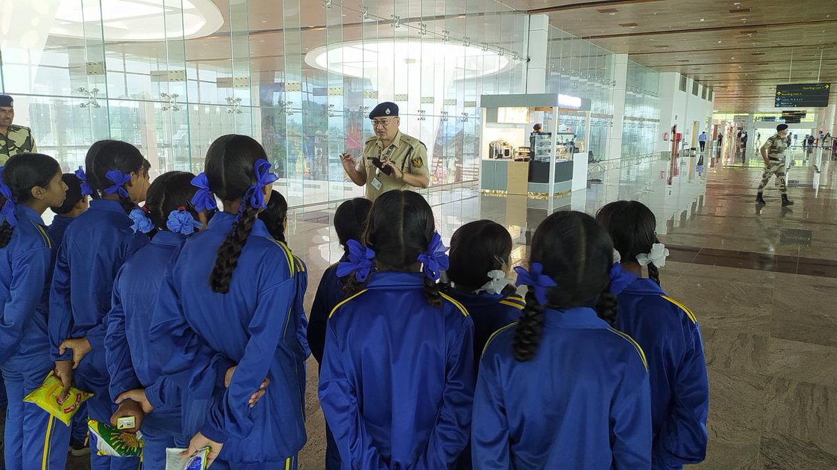 aaidoonairport's tweet photo. @aaidoonairport पर विमानन सुरक्षा संस्कृति सप्ताह 2024 के अवसर पर स्कूल छात्र-छात्राओं को BDDS सुरक्षा उपकरणों एवं डॉग स्क्वायड के विषय में जानकारी दी गई एवं उन्हें #विमानन_सुरक्षा के प्रति जागरूक किया गया।
#See_It
#Say_It
#Secure_It https://t.co/wgawS0tGK5