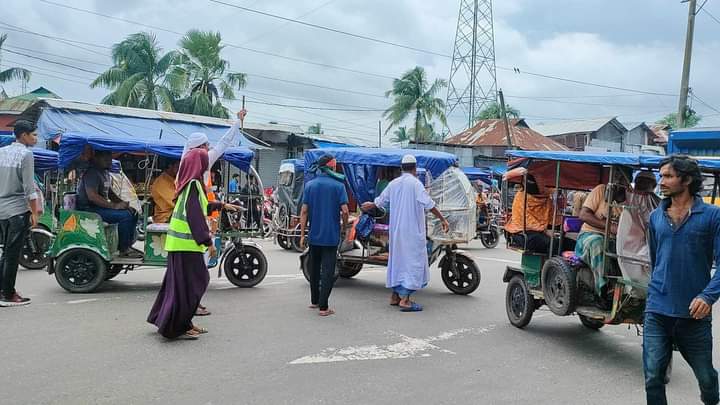আমতলীতে ট্রাফিকের দায়িত্বে শিক্ষর্থী ও আমতলীবাসী সংগঠনের সদস্যরা